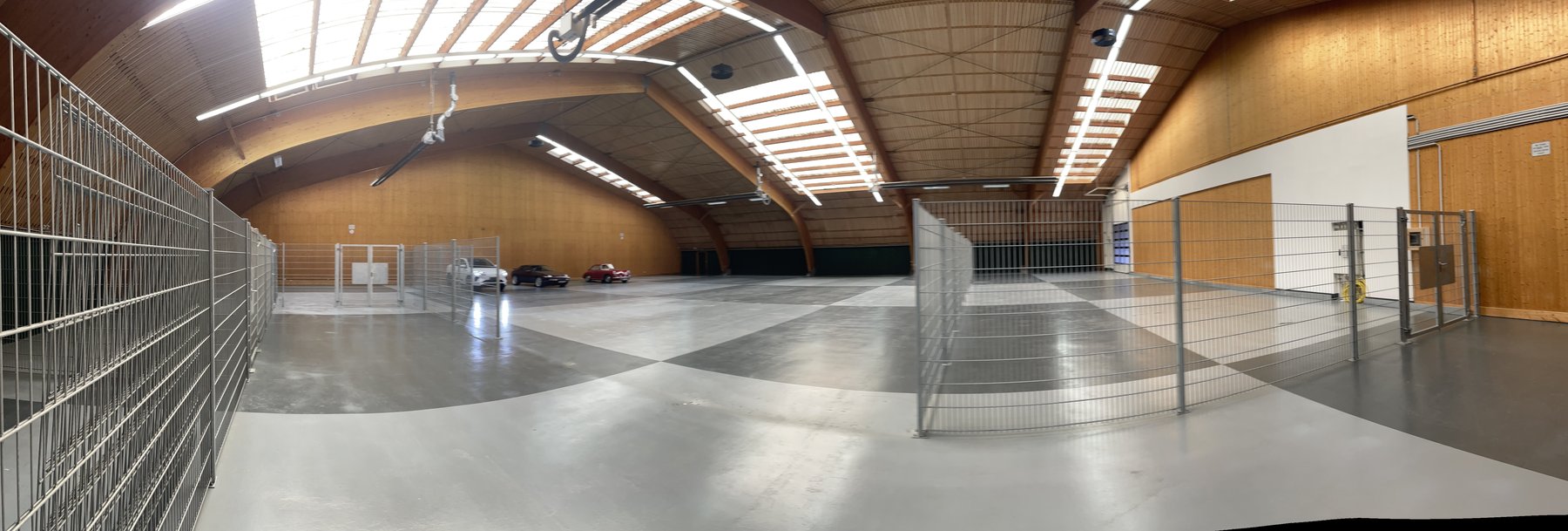 Weite Hallenfläche mit flexiblen Trennsystemen für Fahrzeugstudien