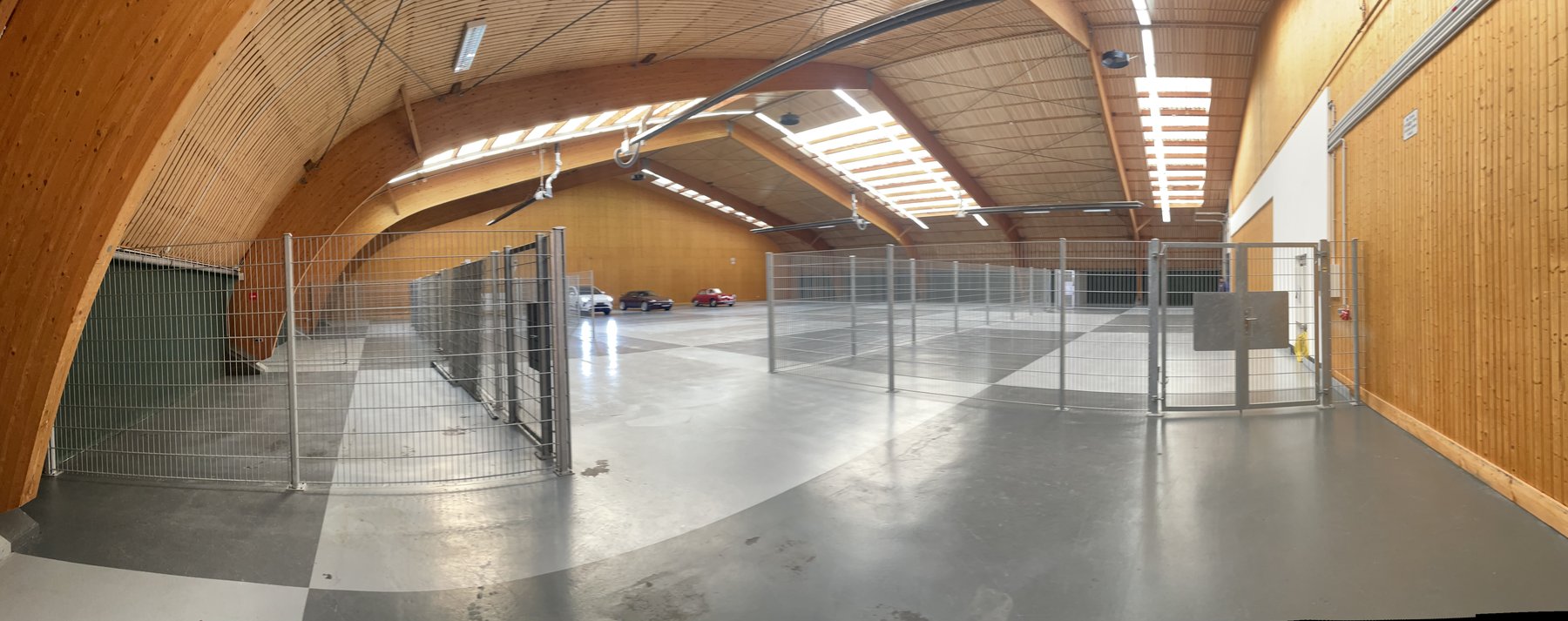 Neue Car Clinic Halle mit Holzdach und mobilen Trennsystemen