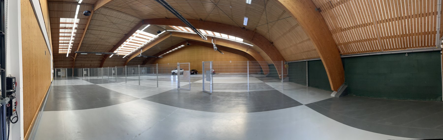 Hallenansicht mit Stellflächen für mehrere Fahrzeuge