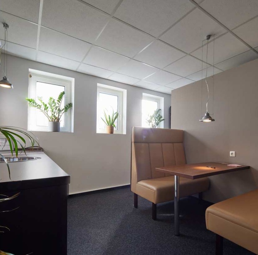 Kaffeeküche im Obergeschoss mit Tageslicht und Sitzecke